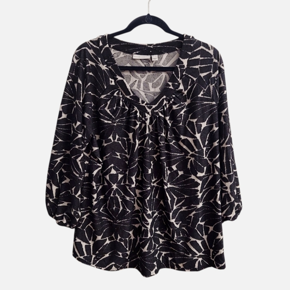 SUSAN GRAVER Black and White Geometric Patterned Puff Sleeve V Neck Top